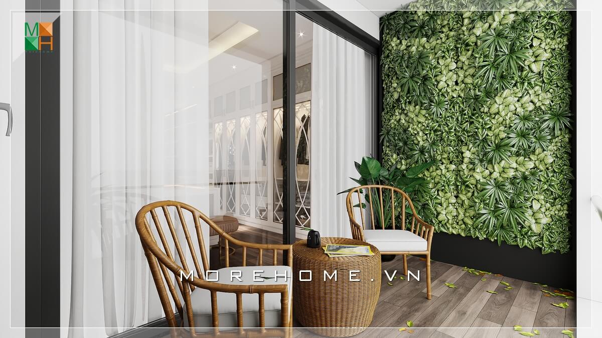 Ấn tượng mẫu bàn ghế rất độc đáo, nhìn khá đơn giản nhưng lại rất ấn tượng và phù hợp không gian ban công nơi này. Mẫu ban công biệt thự